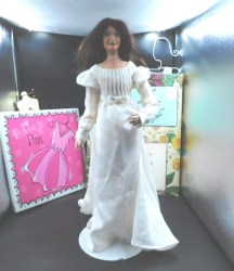 21 INCH PORCELAIN FACE LONG BROWN HAIR FASHION DOLL, WHITE GOWN, MAKER UNKNOWN